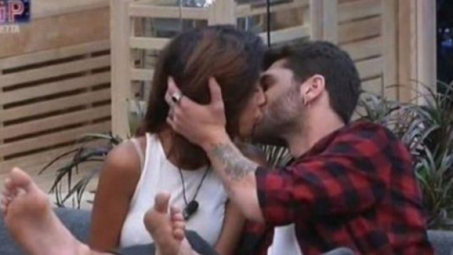 Bacio tra Carla Cruz e Jeremias Rodriguez