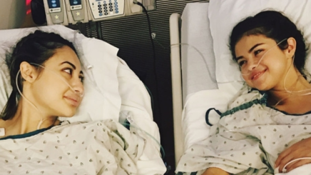 Selena Gomez appena dopo l'operazione con l'amica che le ha donato un rene.