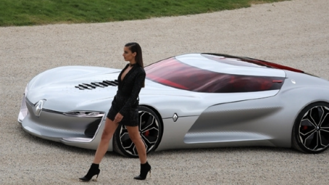 Le concept-car Renault Trezor accompagn&eacute; d"un mannequin habill&eacute; par Balmain
