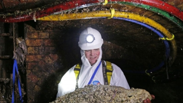 Un operaio ha estratto un frammento dell'enorme palla di grasso che sta per ostruire la fogna londinese.