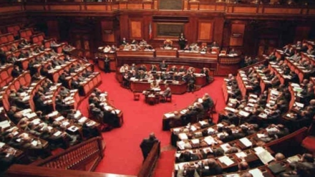 608 parlamentari accedono alla pensione a 65 anni dopo 4 anni, 6 mesi e 1 giorno di lavoro