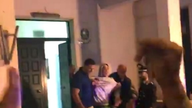 Il 17enne reo confesso viene portato via dalla caserma di Specchia - Foto: SkyTg24.