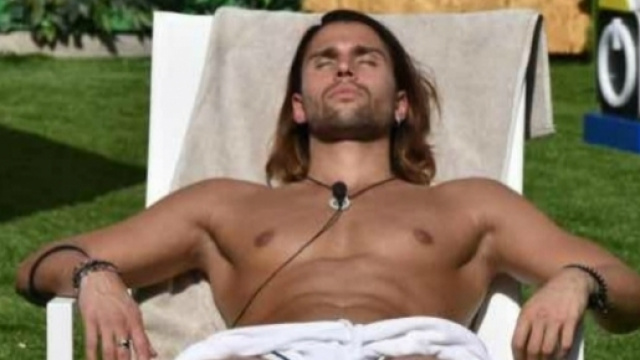 #Luca Onestini mostra i segni della vitiligine. #BlastingNews