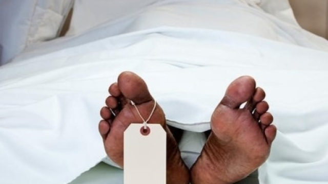 Sospese per ammirare le misure falliche del morto - men'shealth