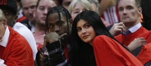 Travis Scott and Kylie Jenner (YouTube/Hollyscoop). Souce: https://www.youtube.com/watch?v=esH5fznhSMc