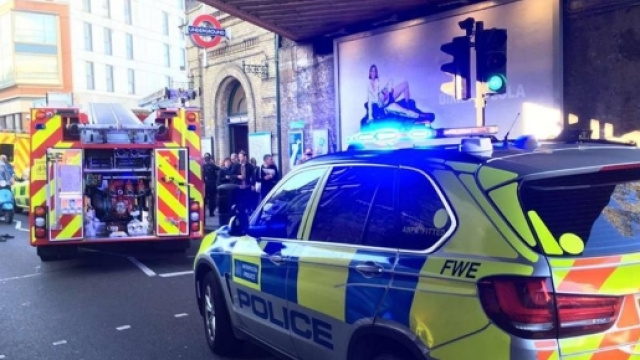 Londra, l'esplosione in metro &egrave; un atto terroristico. Si cerca un sospetto