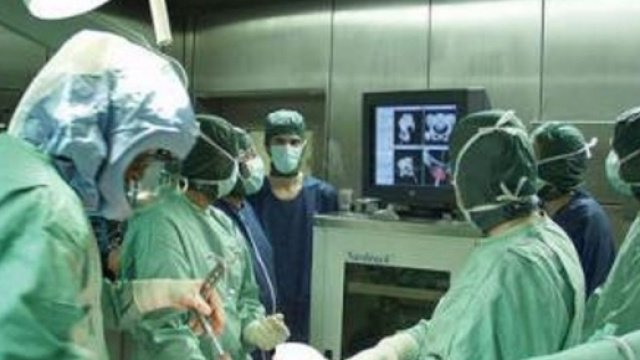 Lucca, ha un tumore al rene: i medici gli asportano quello sano.