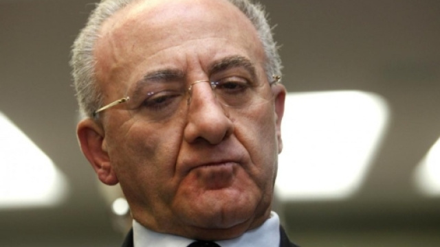 Vincenzo De Luca a bordo dell'auto blu contromano che a Salerno ha investito una ragazza