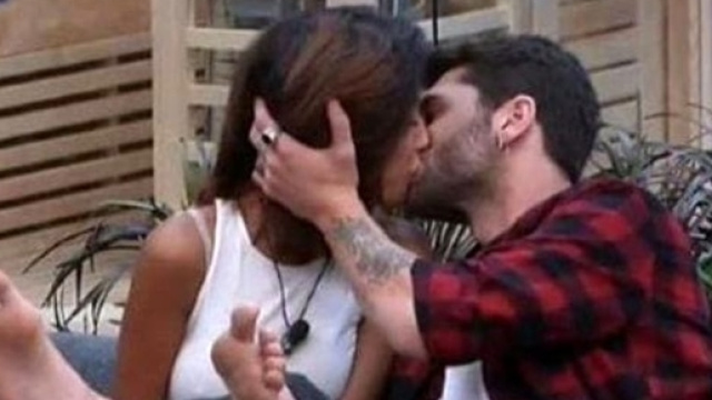 Gf Vip, il primo bacio nella casa &egrave; tra Jeremias e Carla Cruz - today.it