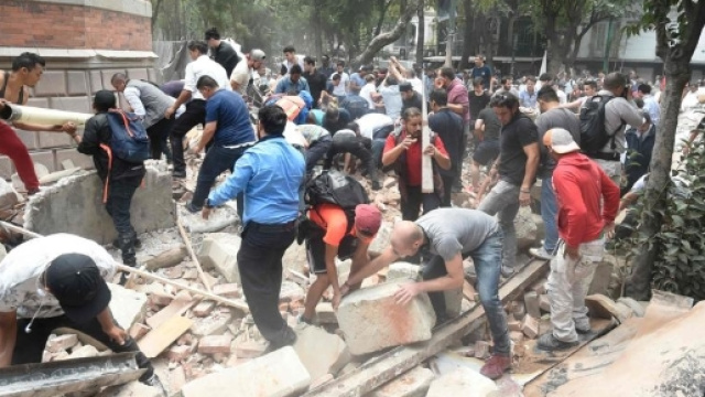 Messicani scavano tra le macerie.