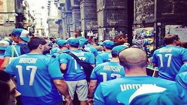 Napoli, turisti sloveni a Napoli con le maglie di Marek Hamsik (foto da Instagram/Facebook, account ufficiali Hamsik)