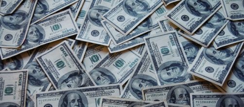 Dollar banknotes by Jericho/Wikimedia Commons