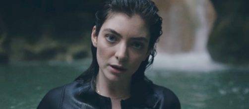 Lorde is a popular musician. (image source: YouTube/LordeVEVO)