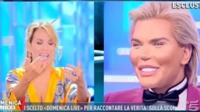Barbara D'Urso corteggiata da Ken a Domenica Live