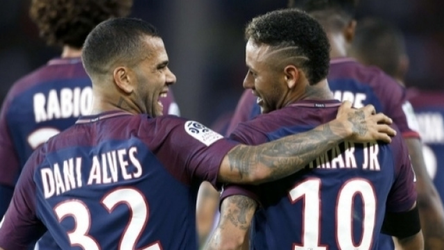 Dani Alves, bouclier m&eacute;diatique de Neymar ? (J.E.E / SIPA).