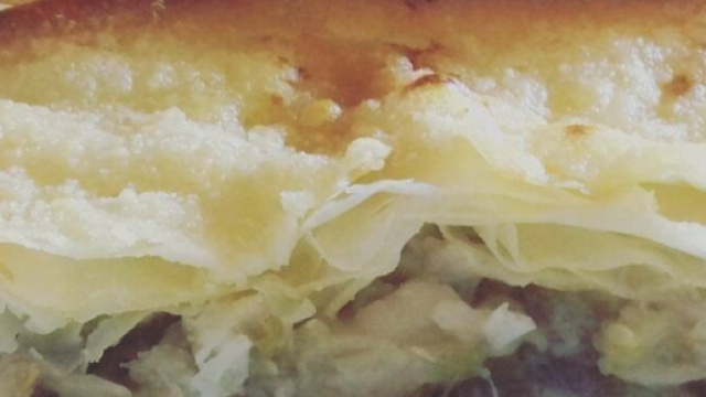 Fit lasagna vegetariana di pasta fillo con zucchine, cipolle rosse e parmigiano