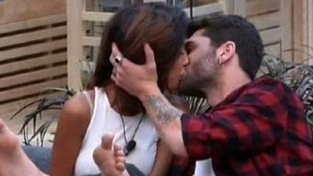 Gf Vip, il primo bacio nella casa &egrave; tra Jeremias e Carla Cruz - today.it