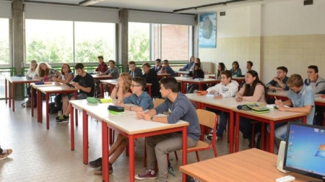 L'ultima beffa ai supplenti: hanno avuto gli stipendi arretrati ma ... - lastampa.it