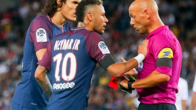 Neymar Jr. et Edinson Cavani discutent avec l'arbitre Laurent ... - purepeople.com