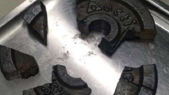 Pene di un uomo incastrato dentro un peso da palestra