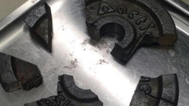 Pene intrappolato nel peso: bodybuilder tedesco chiede aiuto