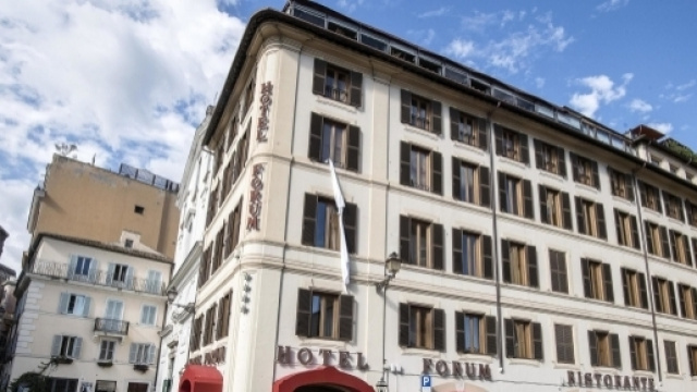Roma. L'invasione mediatica per Beppe Grillo fuori l'hotel che lo ospita. (Foto: Ansa)