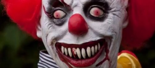 Father in Ohio attempts to discipline small daughter while wearing a clown mask. (Image from TOP NEWS HEADLINES DAILY/Youtube)