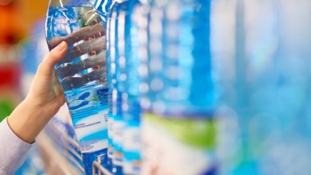 Acqua minerale italiana contaminata da pseudomonas: bloccati 8 lotti di marchi conosciuti