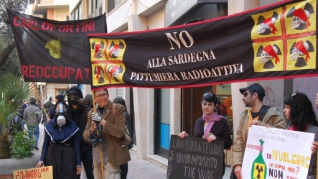 Foto di repertorio di sardi contro il nucleare.