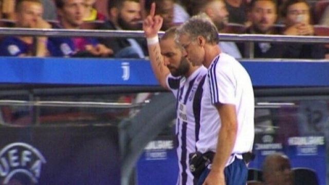 Juventus: Higuain e il gestaccio ai tifosi del Bar&ccedil;a