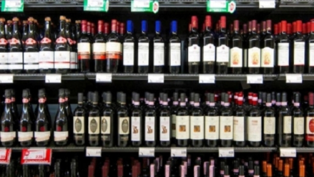 Nella foto, bottiglie in vendita in un supermercato