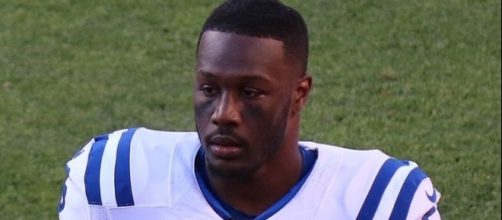 Akeem Ayers 2016 [Image by Jeffrey Beall |Wikimedia Commons| Cropped | CC BY- 4.0 ]