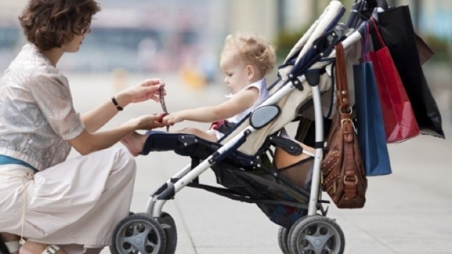 Roma, tentano di rapire bimbo sul passeggino