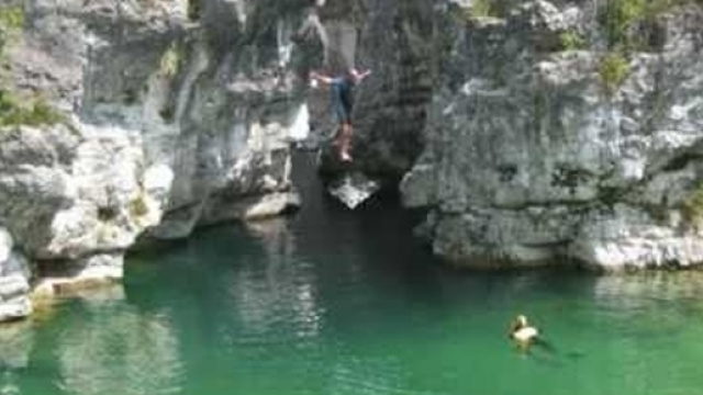 Spiaggia di Arsiero, un ragazzo africano nel fiume Astico