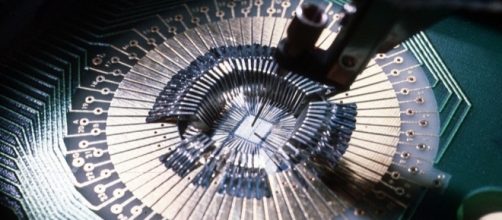 CSIRO ScienceImage 2877 Mechanical Arm Works on the Surface of a Microchip [Image by Robert Kerton, CSIRO|Wikimedia Commons| Cropped |CC BY-3.0 ]