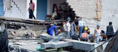 People looking for possible survivors | photo via Julia Jacobo, abcnews.go.com