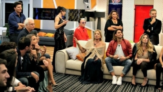 GF VIP 2 - Un concorrente ha mentito prima di entrare nella casa. Le indiscrezioni di Verissimo
