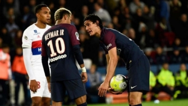 Le penalty de la discorde entre Cavani et Neymar lors du match entre le PSG et l'OL - leparisien.fr
