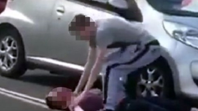 Stende due uomini nel parcheggio del McDonald's