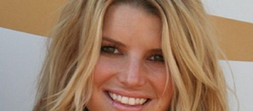 Drunk Jessica Simpson shows weight gain. Source: Wikimedia John Vanderhaagen