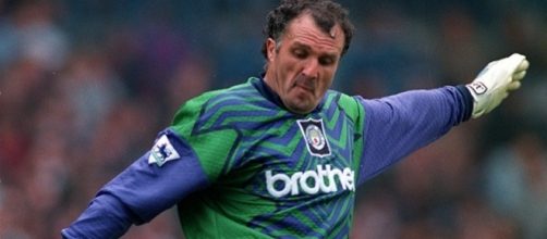 John Burridge haciendo un saque de meta defendiendo los colores del Manchester City (Read but no red)