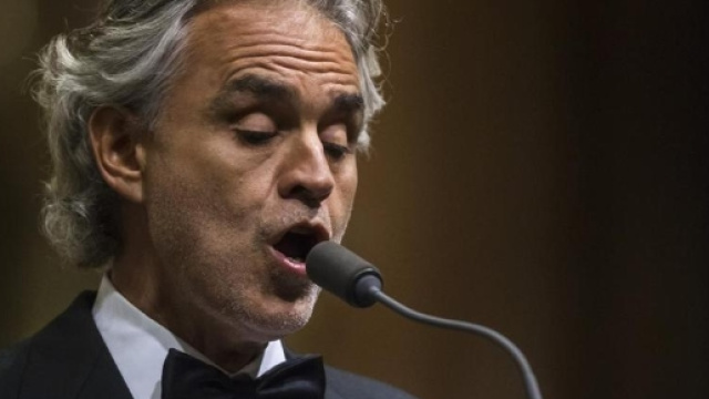 Andrea Bocelli durante una sua esibizione di canto lirico.