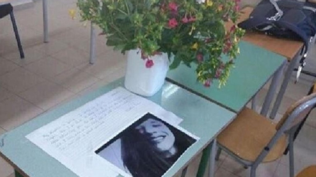 Fiori e una lettera sul banco nella classe di Nicolina Pacini, uccisa a 15 anni dall'ex compagno della madre. Foto: Facebook.