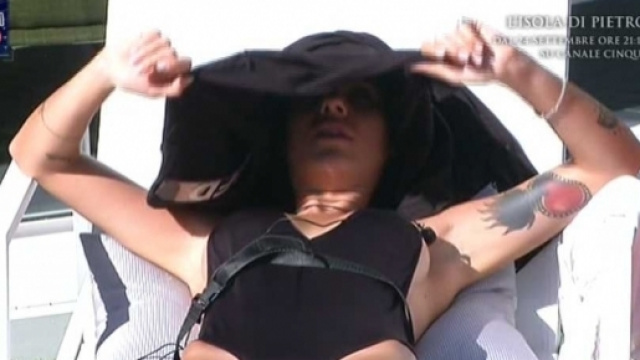 Grande Fratello Vip 2017: Giulia De Lellis e la sua uscita di seno.