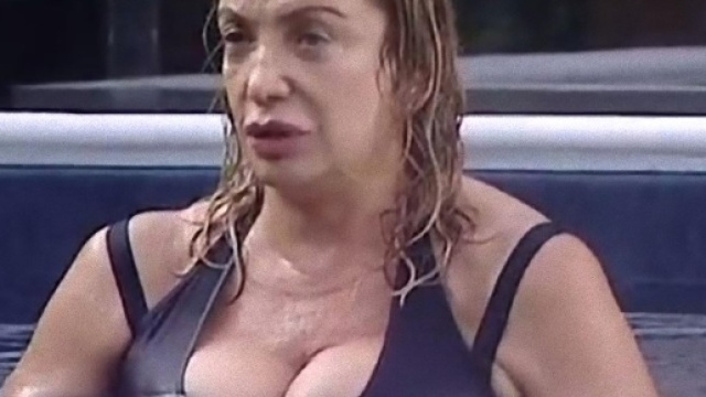Grande Fratello Vip, Simona Izzo non vuole fare la doccia.