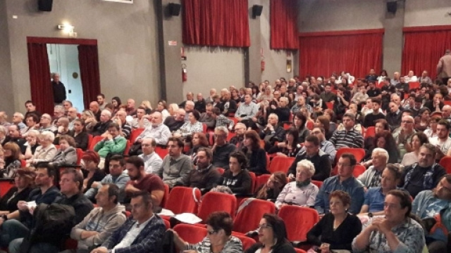 La sala era quasi piena gi&agrave; mezz'ora prima dell'inizio, una grande partecipazione di pubblico.