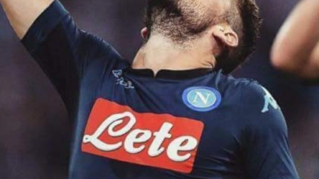 L'esultanza di Mertens dopo lo splendido gol contro la Lazio.