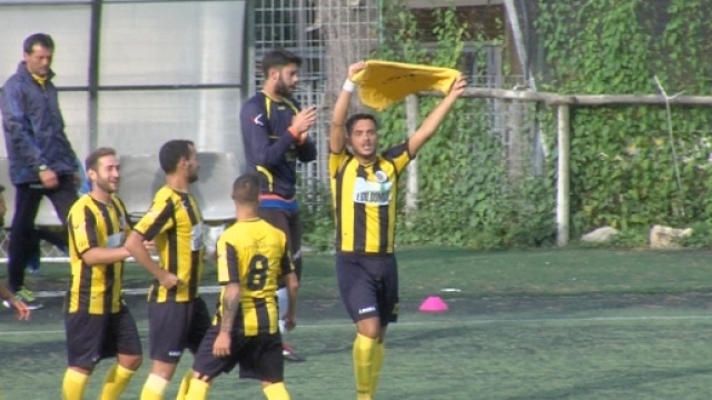 Pirozzi alza al cielo la maglietta di Giustino Barretta