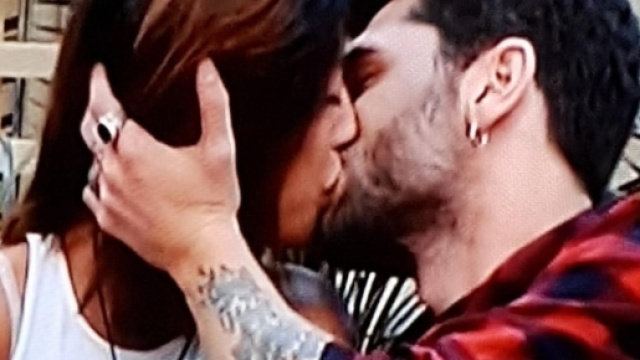 Pi&ugrave; di un bacio tra Jeremias e Carla al Grande Fratello Vip 2