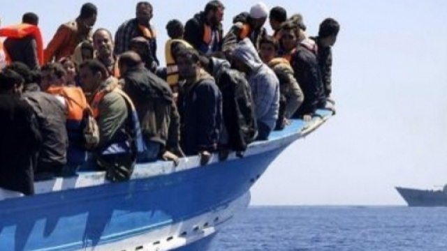 Una barca piena di migranti viene intercettata da un guardiacoste - federicodinca.it